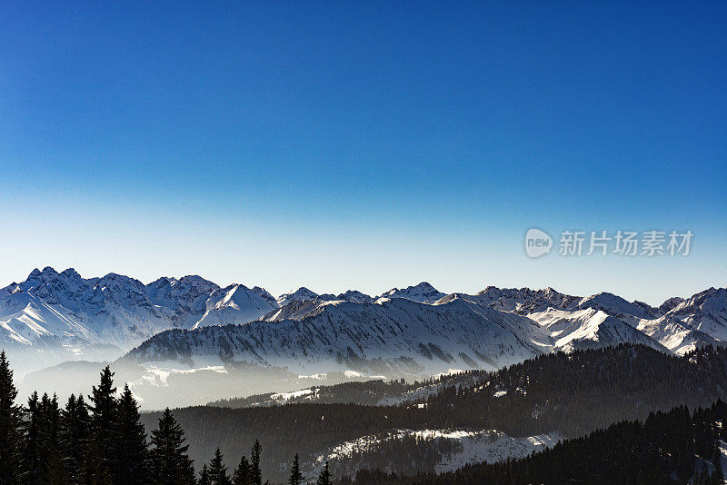 巴伐利亚阿尔卑斯山的冬季景观