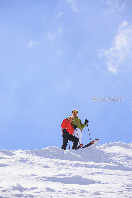 一对滑雪者在冬季山顶相爱