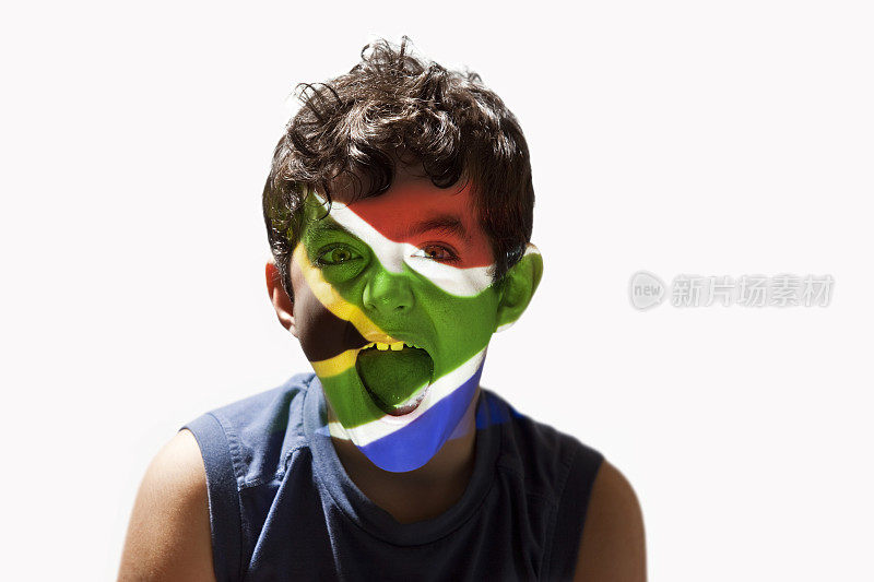 脸上挂着南非国旗的男孩