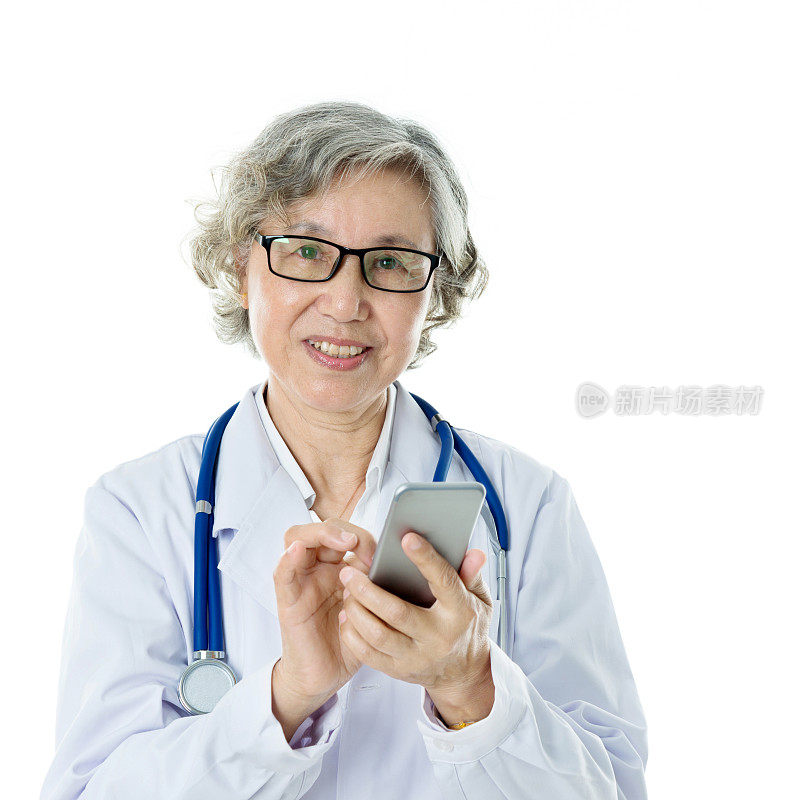 年长女医生使用智能手机
