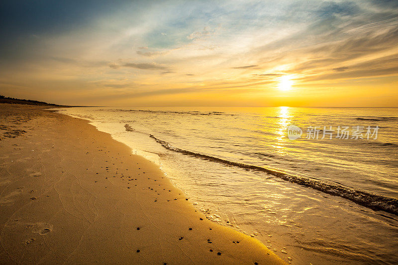 平静的日落在海洋-沙滩