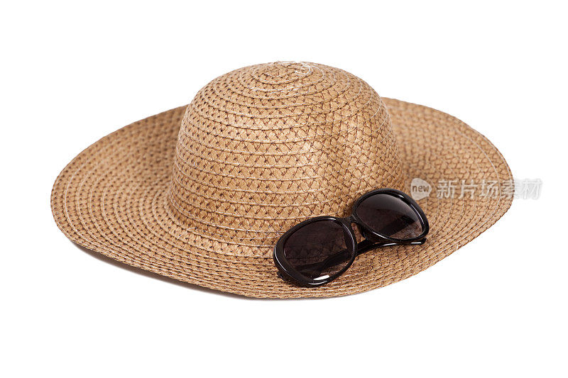 孤立的海滩帽和太阳镜