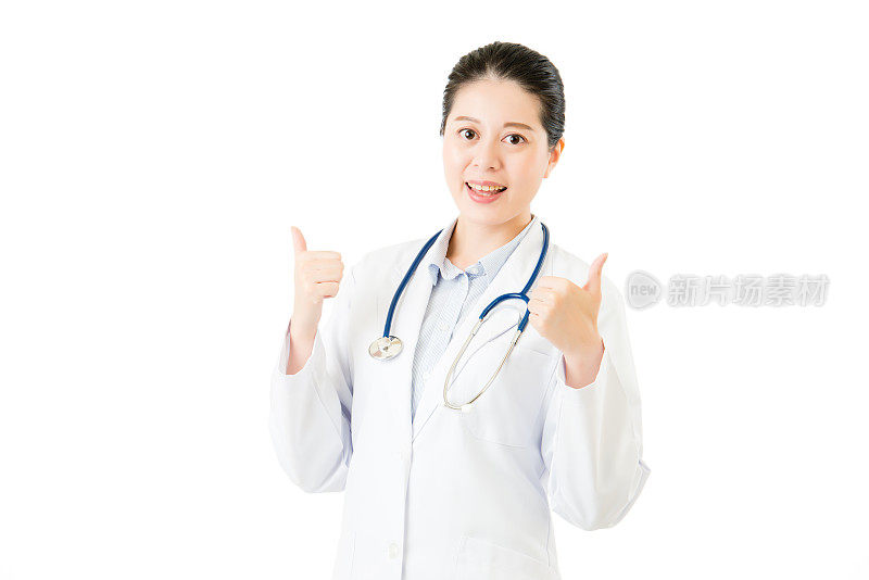 微笑的亚洲女医生与听诊器显示拇指向上