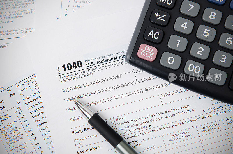 美国税单1040与笔和计算器