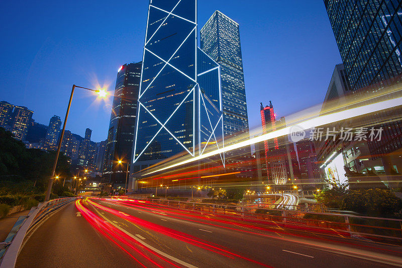 交通信号灯在城市景观，商业大厦，香港