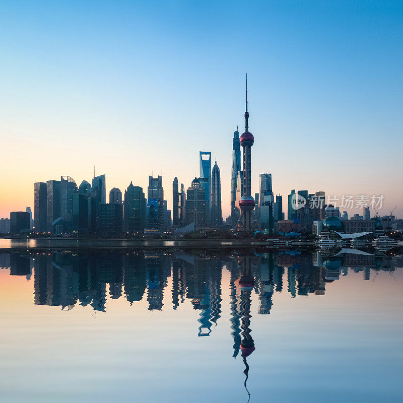 日出中的上海天际线