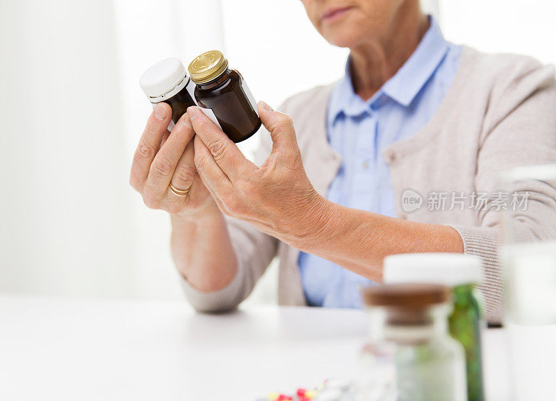 近距离的年长妇女与药品罐