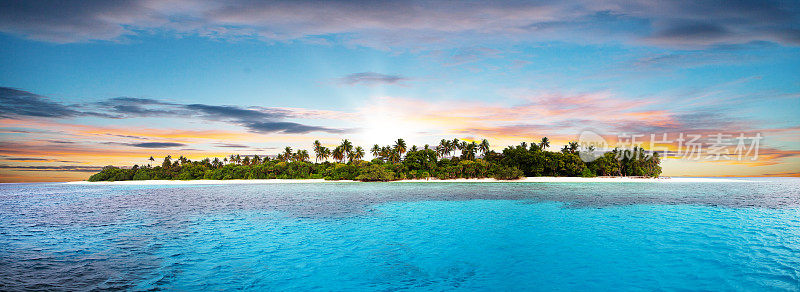 美丽的日落热带岛屿