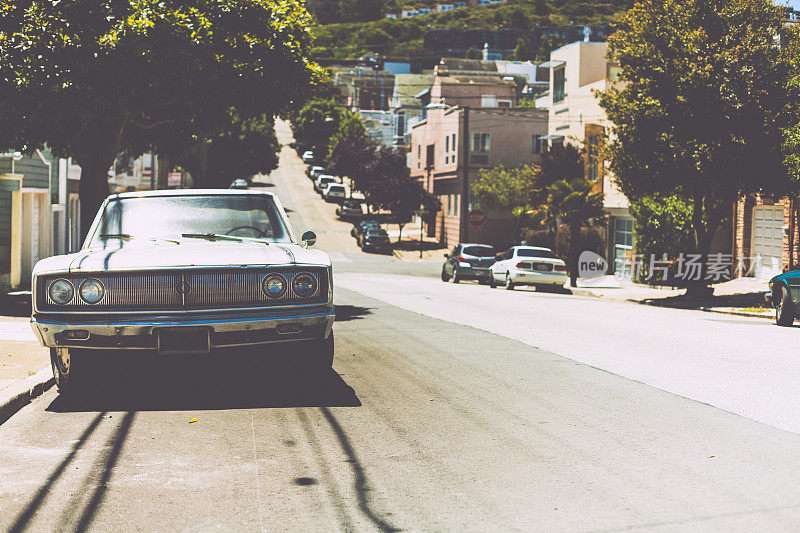 旧金山古老的街道与道奇汽车