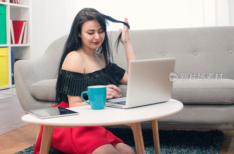 年轻女孩在用笔记本电脑工作