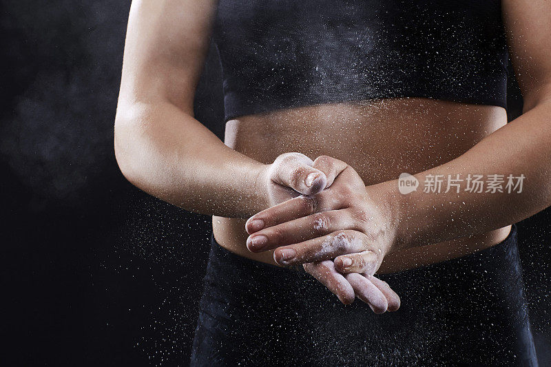 肌肉发达的女性在手上涂了粉粉笔