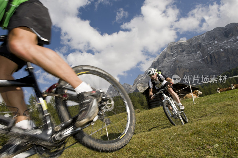 骑山地摩托车的人正在翻山越岭