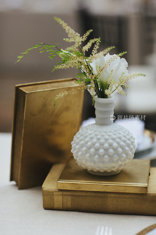 微型白色花瓶插花