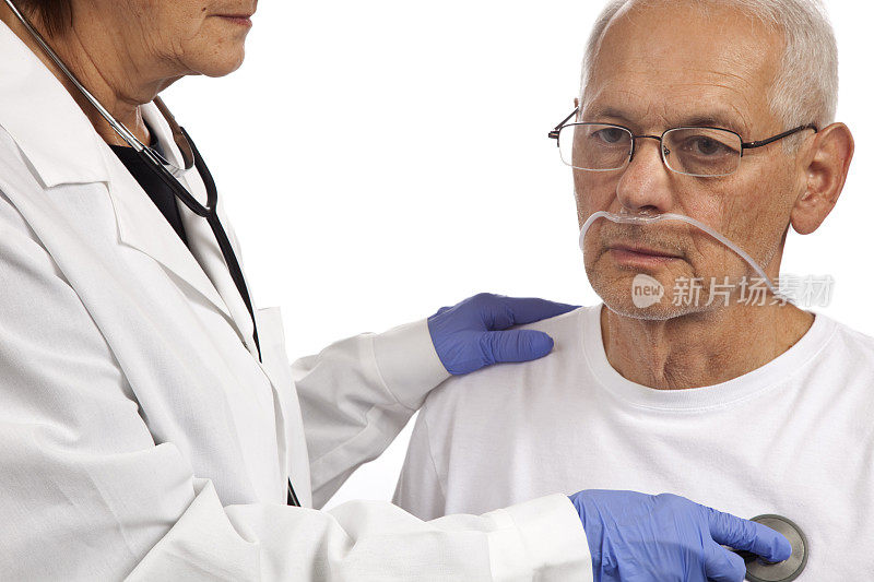 医生用听诊器检查病人，病人鼻孔里插着氧气管