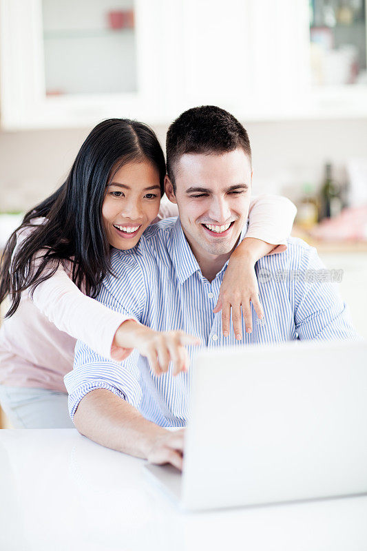 微笑的情侣带着笔记本电脑