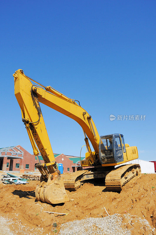 建筑施工现场的挖土机、铲斗和推土机