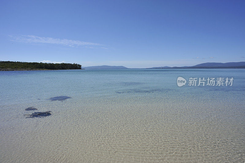 布鲁尼岛的海滩和大海，