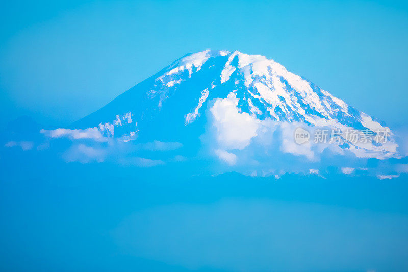 雷尼尔山的暮色剪影