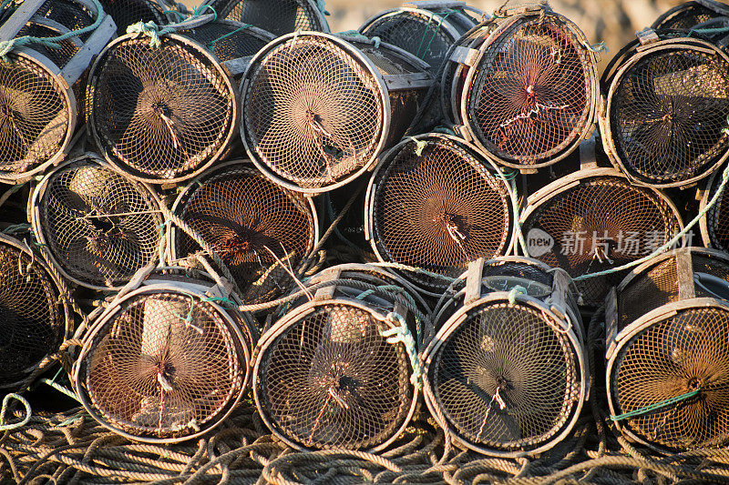 港口码头上的一堆渔网筐。
