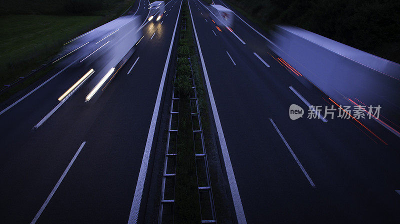 道路上的夜晚:高速公路上模糊的汽车