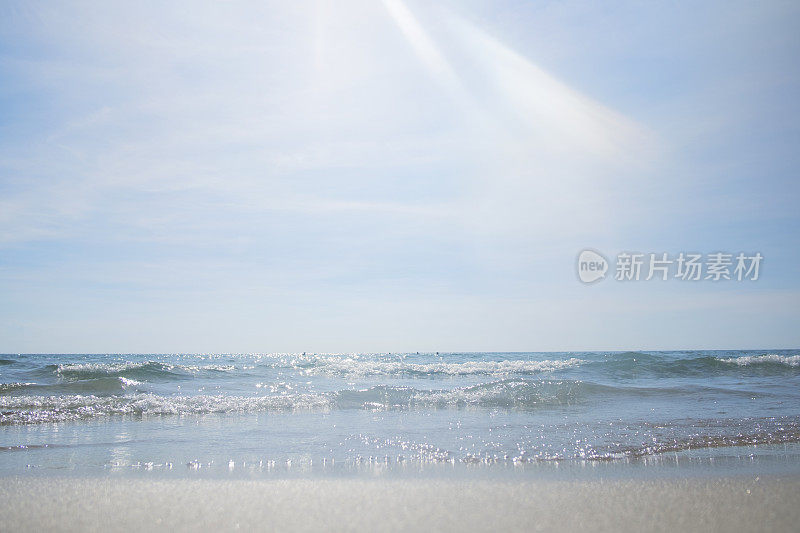 沙滩和波光粼粼的海洋背景