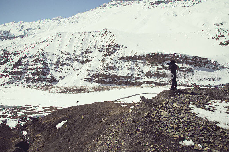 正在拍摄白雪覆盖的喜马拉雅山