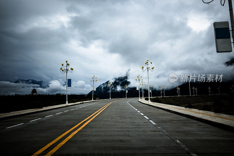 空无一人的道路