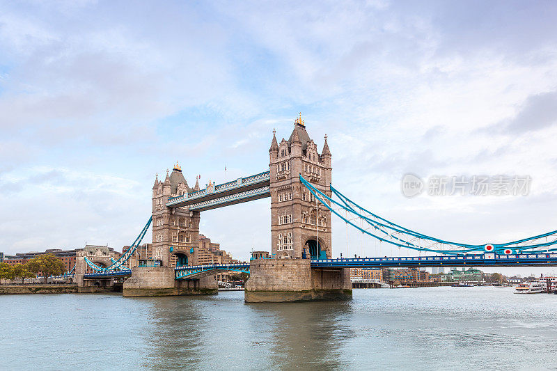 伦敦-塔桥和泰晤士河