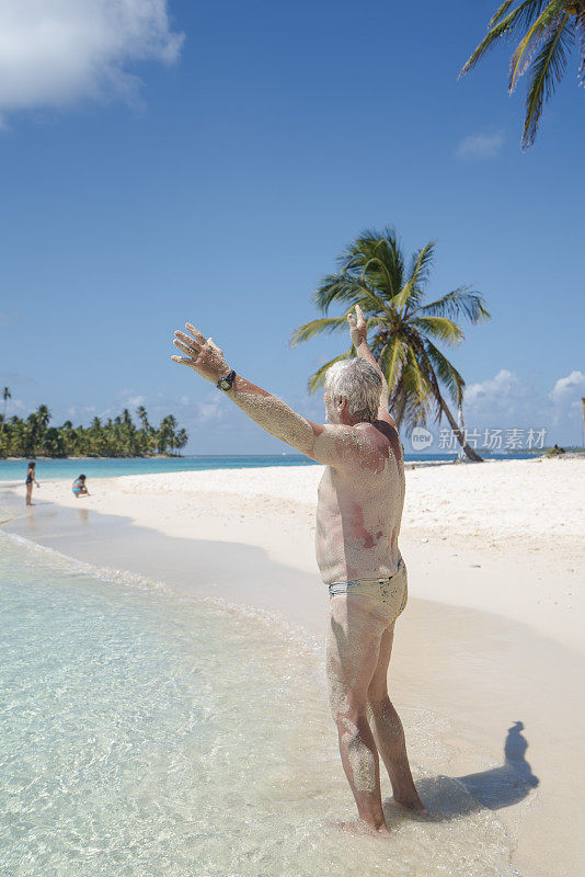 老人的背影与开放的手在海滩上的圣布拉斯群岛在加勒比参见