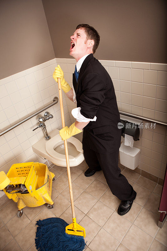 愤怒的商人正在清理公共厕所