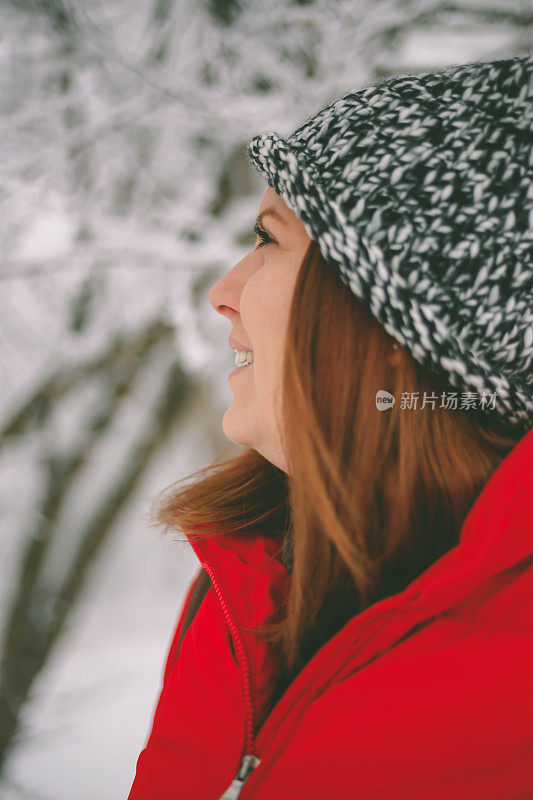 冬季运动活动。女徒步旅行者背包和雪鞋在雪地上的雪鞋