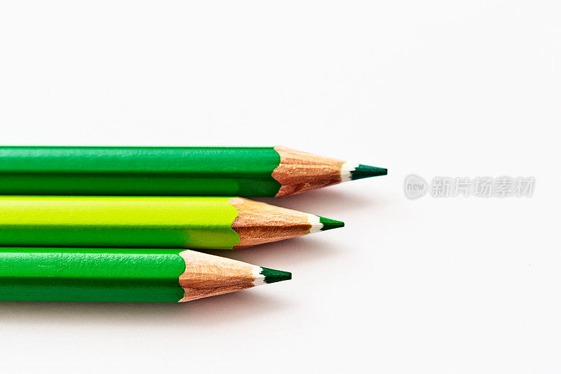 绿色这边:铅笔蜡笔指向右边