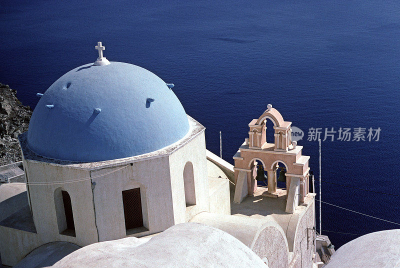 希腊圣托里尼岛伊亚岛的钟塔和蓝色教堂圆顶