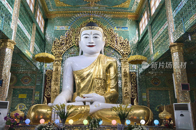缅甸曼德勒一座寺庙里的白色大佛