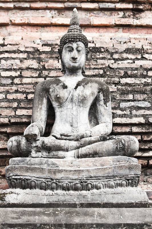 泰国素可泰历史公园的佛教雕像