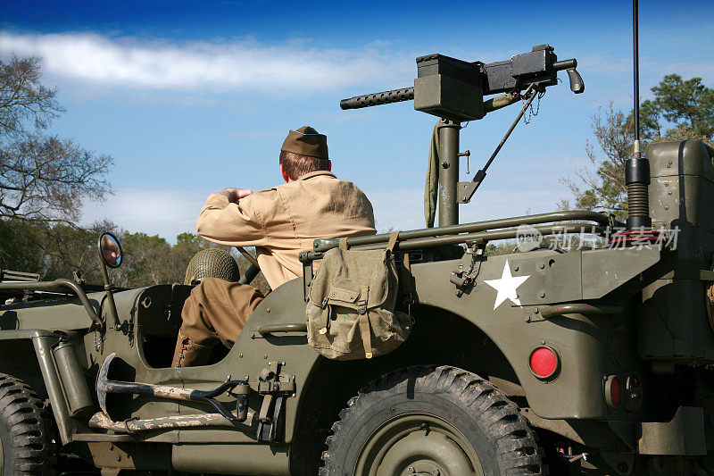 第二次世界大战时，美国大兵在吉普车里拿着机枪