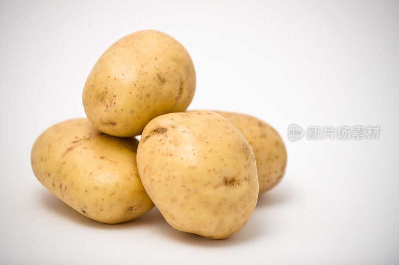 白色背景上的一堆大土豆