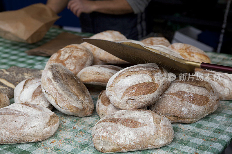 农贸市场上新鲜出炉的面包