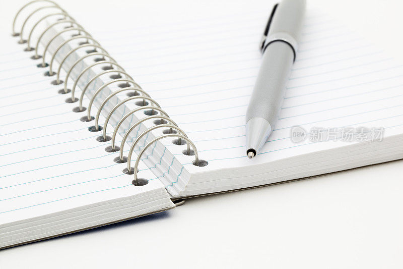 空白螺旋装订笔记本和无盖钢笔