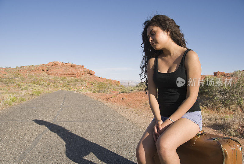 搭便车的女人看起来很伤心