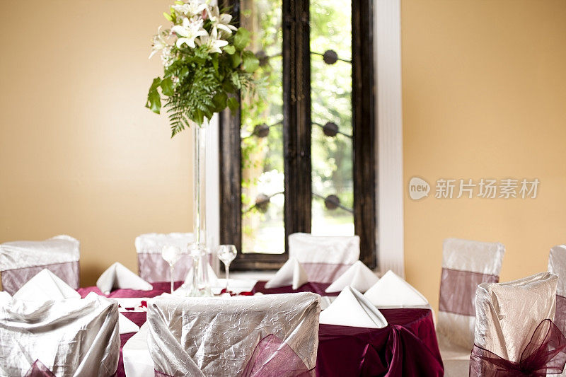 带有花卉装饰的婚宴餐桌