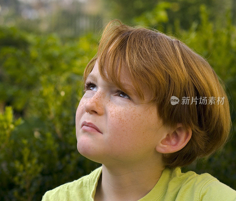 悲伤和失望的男孩