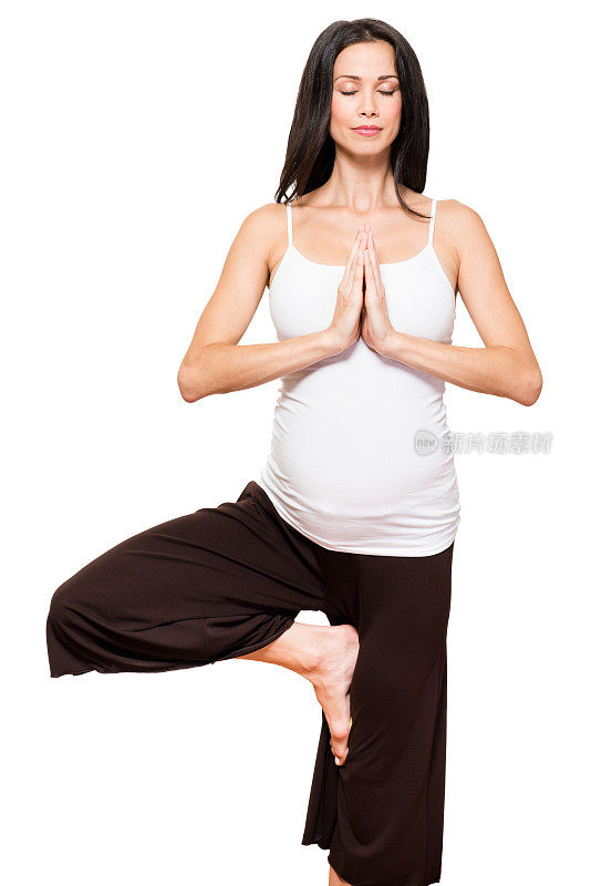 在白色背景上练习瑜伽的孕妇