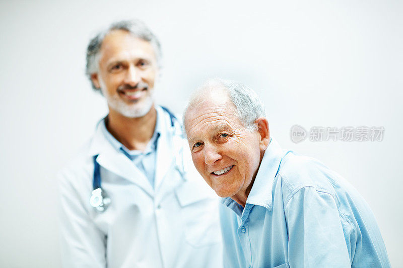 一个医学专家和一个老人的肖像