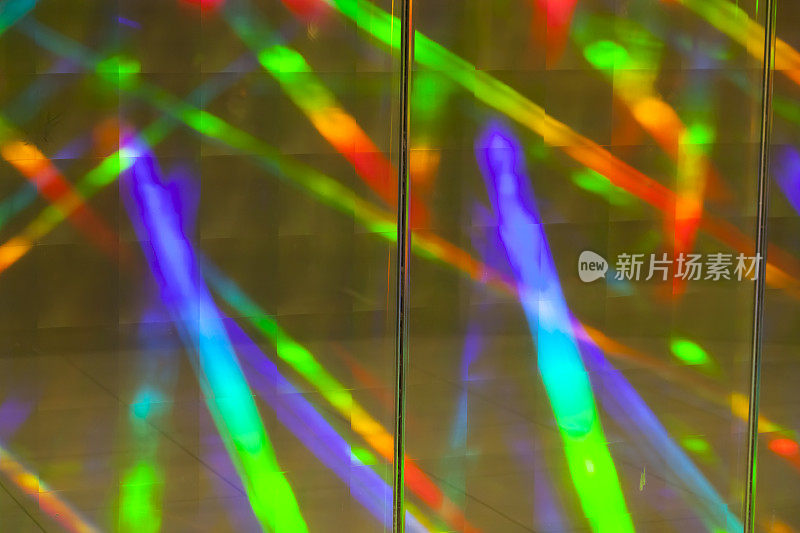 棱镜墙反射出的衍射彩虹的浅色