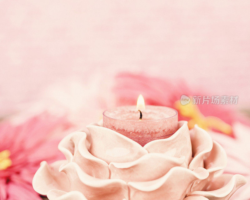 粉色鲜花纪念蜡烛