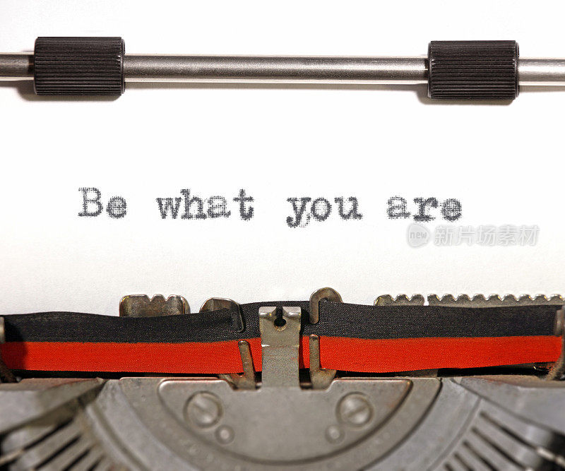 做你自己:励志引用旧打字机