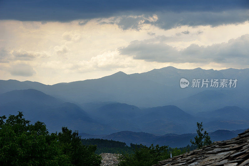 在山里暴风雨来临之前