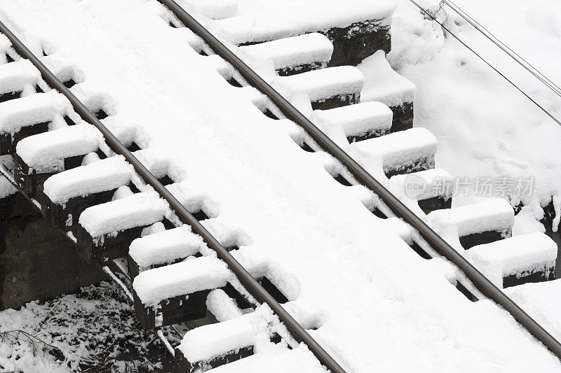 铁轨被雪覆盖着