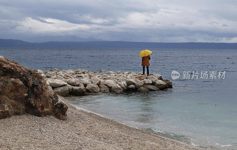 在海边漫步